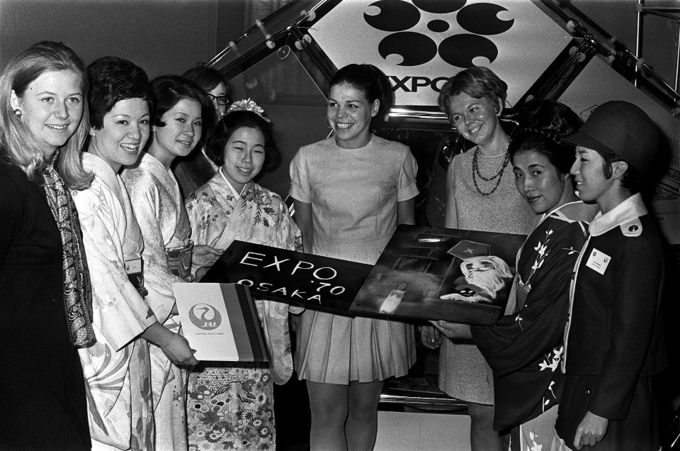 Nederlandse meisjes voor de Expo 70 in Japan met de Japanse kunstenares mrs. Yos, Bestanddeelnr 922-9846