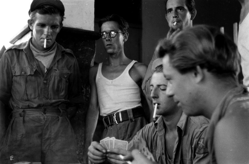 Nederlandse militairen spelen een spelletje kaart, Bestanddeelnr 5700