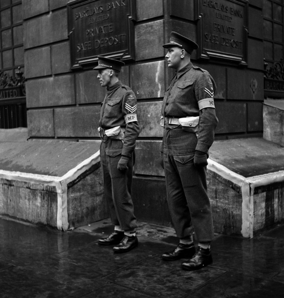 Nederlandse militairen in Engeland Militaire politie tijdens een controle bij e, Bestanddeelnr 935-2305