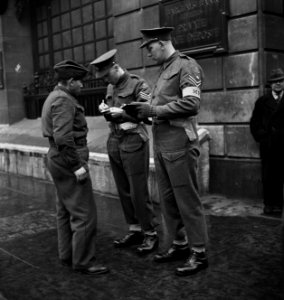 Nederlandse militairen in Engeland Militaire politie controleert papieren, Bestanddeelnr 935-2308