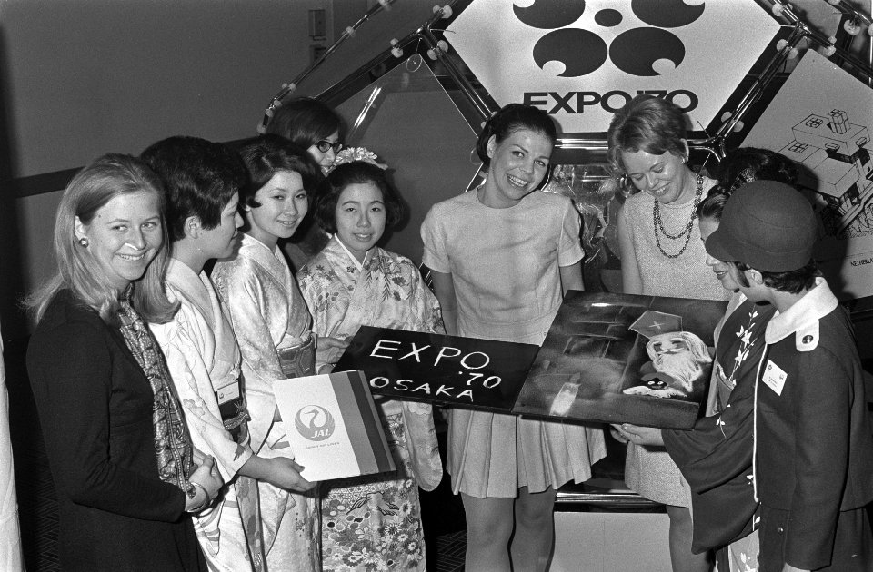 Nederlandse meisjes voor de Expo 70 in Japan met de Japan kunstenares mrs. Yoshi, Bestanddeelnr 922-9847