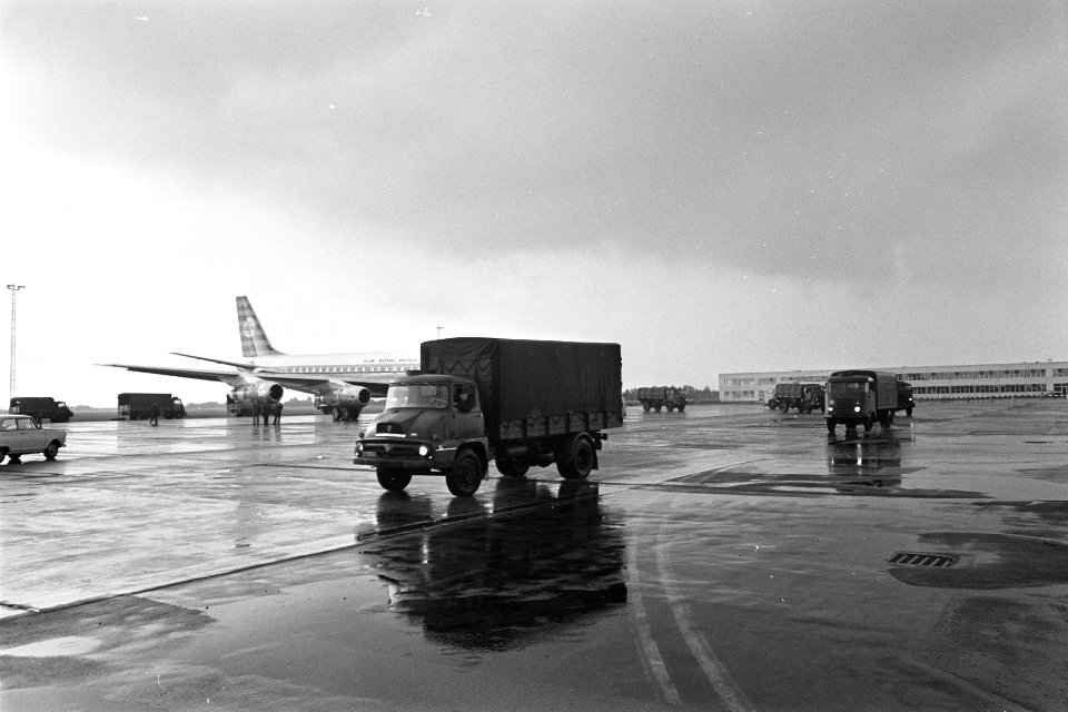 Nederlandse mariniers vertrekken van Schiphol naar Curacao in verband met de onl, Bestanddeelnr 922-4784