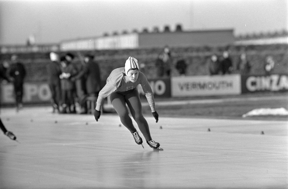Nederlandse Schaatskampioenschappen dames te Heerenveen, nummer 26 A. Schut in a, Bestanddeelnr 920-9352