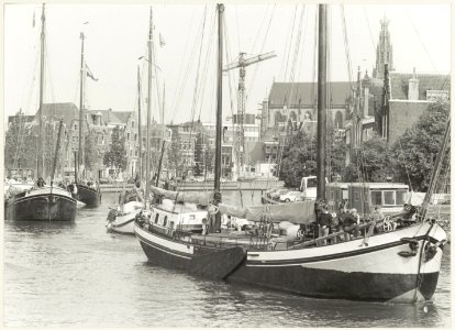 Negen ouderwetse tjalken, schoeners en klippers uit ca. 1900 varen in het Spaarne op weg naar Rotterdam