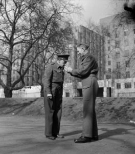 Nederlandse militairen in Engeland soldaat geeft sergeant een vuurtje, Bestanddeelnr 935-2304