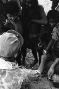 Nederlandse militairen delen iets uit aan Indonesische kinderen, Bestanddeelnr 1760