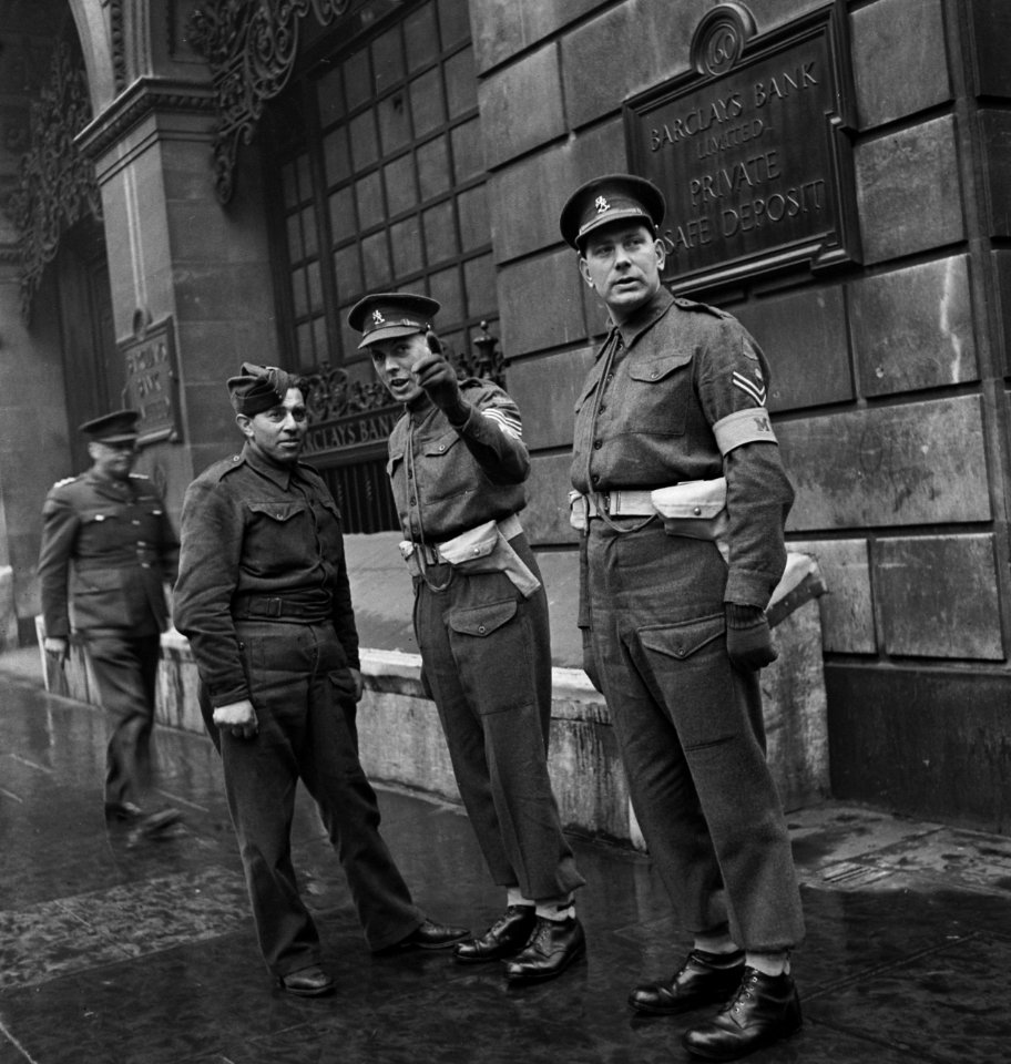 Nederlandse militairen in Engeland Militaire politie controleert papieren, Bestanddeelnr 935-2309