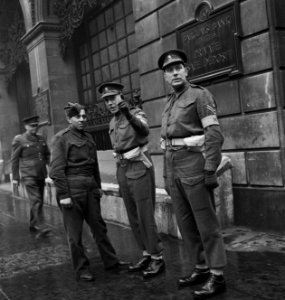Nederlandse militairen in Engeland Militaire politie controleert papieren, Bestanddeelnr 935-2309