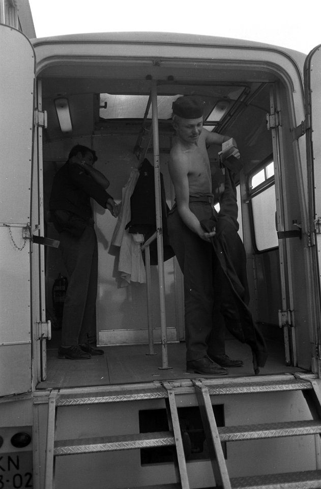 Nederlandse militairen arriveren uit Tunesie op Schiphol. Militairen worden door, Bestanddeelnr 923-3183