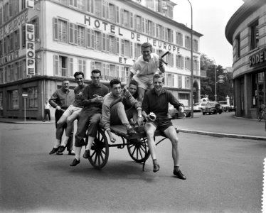 Nederlandse Tour de Francerenners in Mulhouse Renners op een handkar in de stad, Bestanddeelnr 910-4688