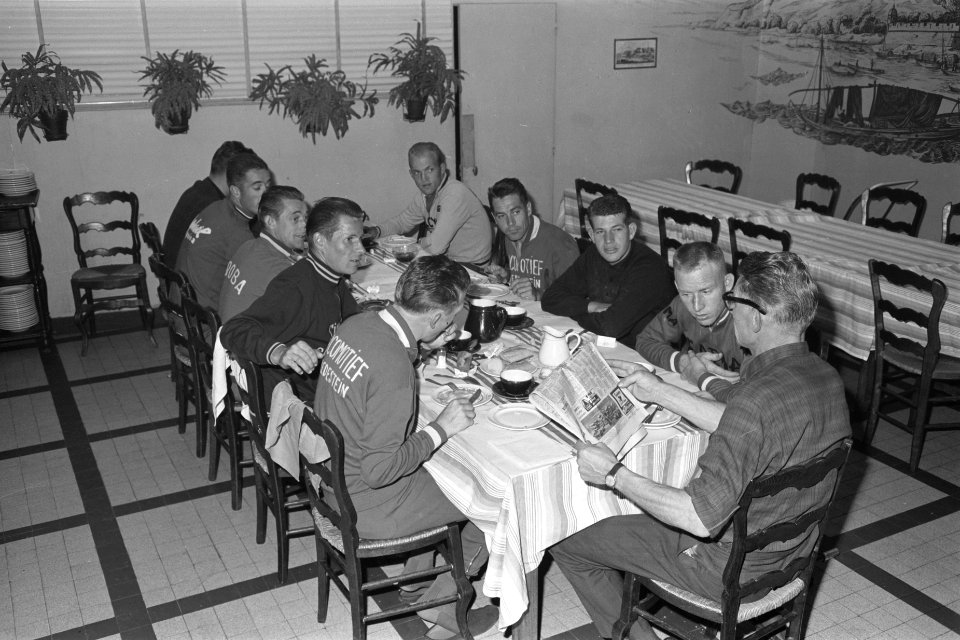 Nederlandse Tourploeg aan tafel, Bestanddeelnr 912-6720