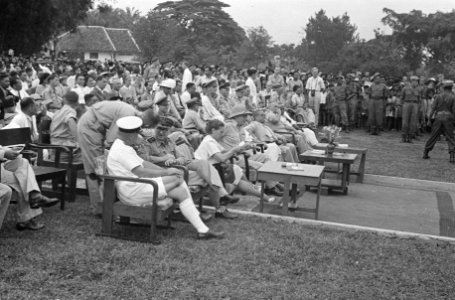 Negara feestenl luitenant-gouverneur-generaal H.J. van Mook en Wali Negara Te, Bestanddeelnr 1601-13-3