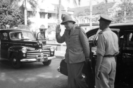 Negara-feestenluitenant-gouverneur-generaal H.J. van Mook stapt uit een auto, Bestanddeelnr 1601-8-1