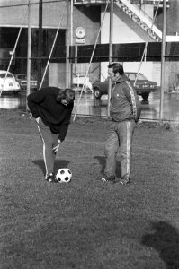 Neeskens (links) en trainer Knobel, Bestanddeelnr 926-8272