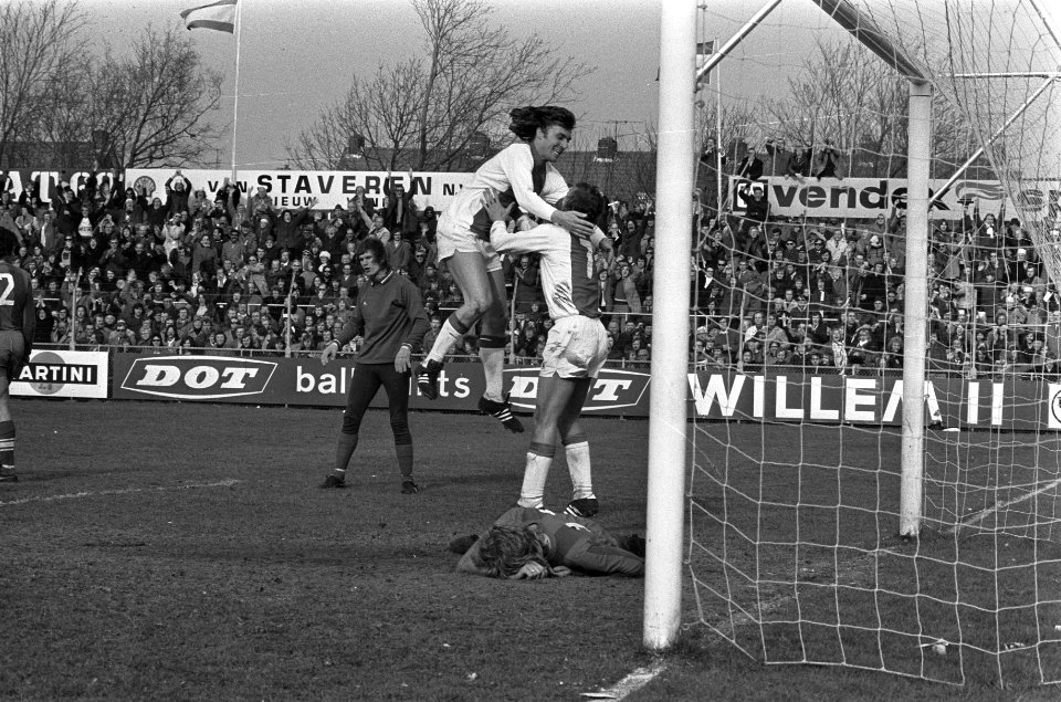 Neeskens heeft gescoord en vangt een juichende Krol op in zijn armen, op de gron, Bestanddeelnr 927-0539