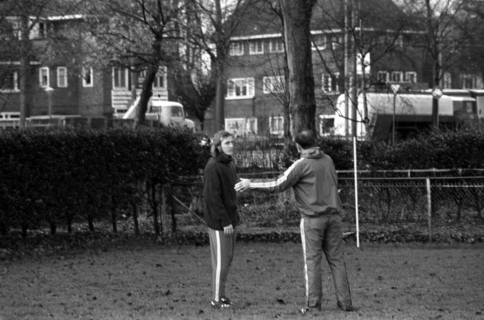 Neeskens (links) en trainer Knobel, Bestanddeelnr 926-8273
