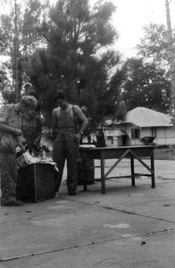 Nederlandse militairen bezig met het versieren van een kerstboom, Bestanddeelnr 2907