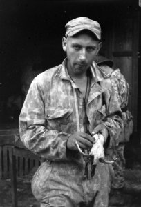 Nederlandse militair met in zijn handen een geplukte vogel, Bestanddeelnr 2541