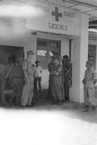Nederlandse militairen bij de ingang van het ziekenhuis van Tjideres, Bestanddeelnr 332-3-1
