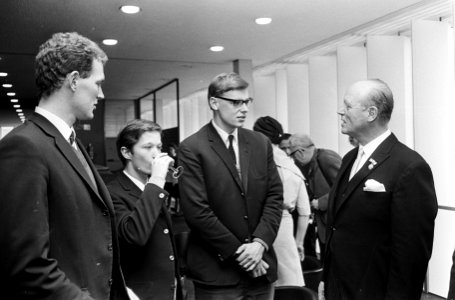 Nederlandse Roeibond 50 jaar, receptie in RAI-gebouw, rechts voorzitter A.J.H. v, Bestanddeelnr 920-0223