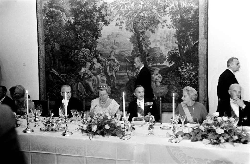Nederlandse Regering bood koningin Juliana , Bernhard en president Heinemann een, Bestanddeelnr 923-0170