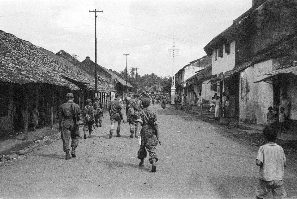 Nederlandse militairen van Bataljon Infanterie I KNIL in de straten van Tangera, Bestanddeelnr 6-2-2