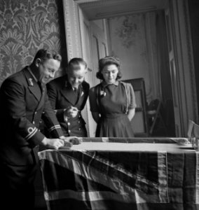 Nederlandse marineofficieren en dame vermaken zich met spelletjes locatie Oranj, Bestanddeelnr 935-1818