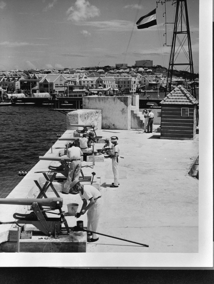 Nederlandse marine eenheid oefent met licht geschut in fort Amsterdam te Willems, Bestanddeelnr 935-1184