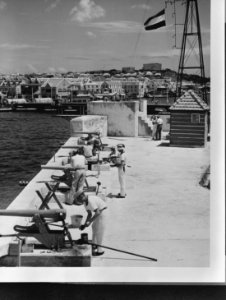 Nederlandse marine eenheid oefent met licht geschut in fort Amsterdam te Willems, Bestanddeelnr 935-1184