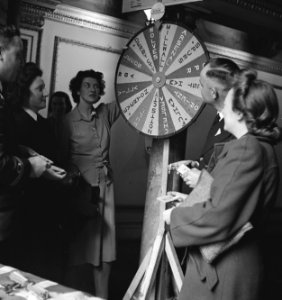 Nederlandse marineofficieren en dames vermaken zich met spelletjes locatie Oran, Bestanddeelnr 935-1820