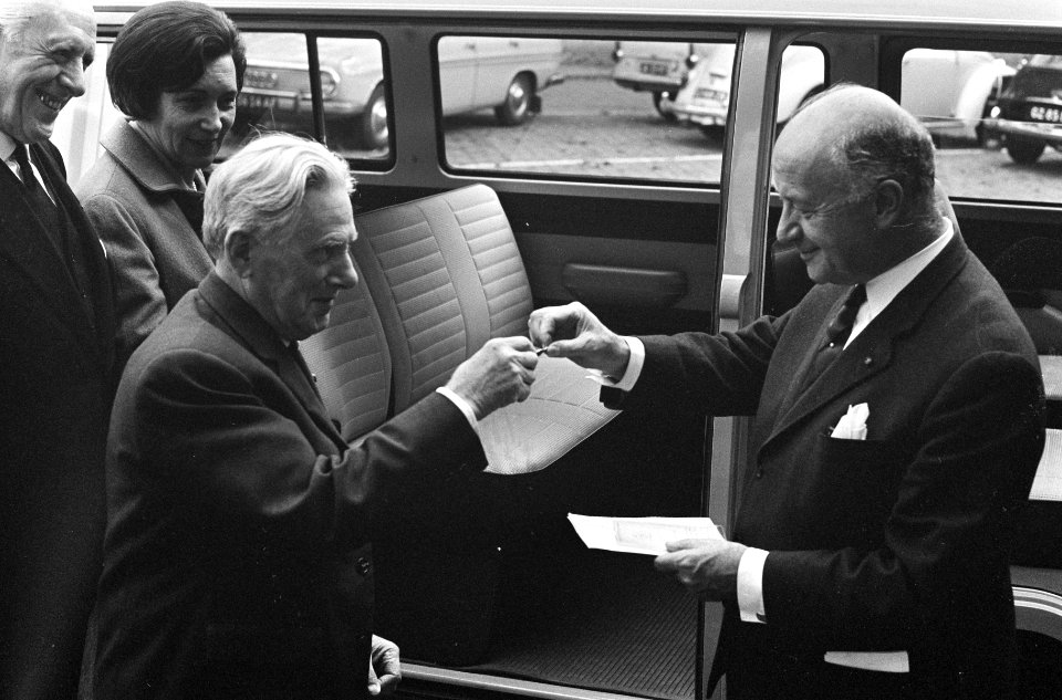 Nederlandse Rode Kruis afdeling Amsterdam VW-busje aangeboden. Dr. Sajet ontvang, Bestanddeelnr 920-7597