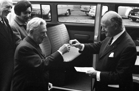 Nederlandse Rode Kruis afdeling Amsterdam VW-busje aangeboden. Dr. Sajet ontvang, Bestanddeelnr 920-7597