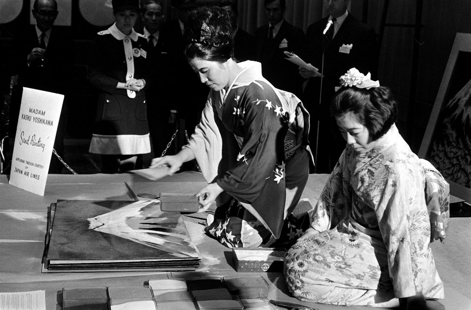 Nederlandse meisjes voor de Expo 70 in Japan met de Japan kunstenares mrs. Yoshi, Bestanddeelnr 922-9849