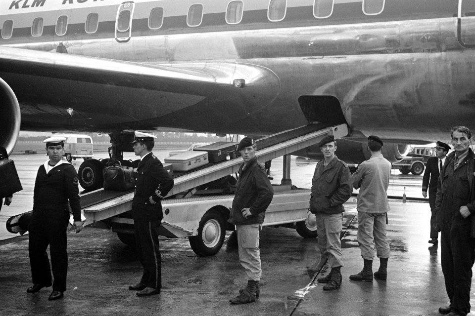 Nederlandse mariniers vertrekken van Schiphol naar Curacao in verband met de onl, Bestanddeelnr 922-4787