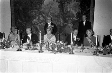 Nederlandse Regering bood koningin Juliana , Bernhard en president Heinemann een, Bestanddeelnr 923-0166