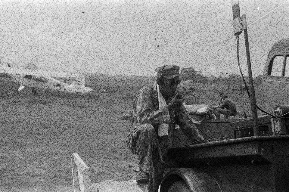 Nederlandse militair heeft radiografisch contact op een vliegveld, Bestanddeelnr 2362