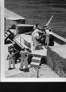 Nederlandse marine eenheid oefent met geschut in fort Amsterdam te Willemstad (…, Bestanddeelnr 935-1183