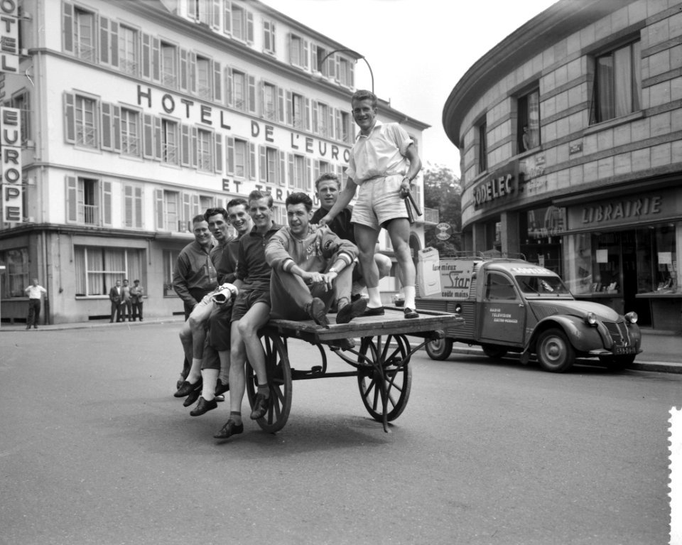 Nederlandse Tour de Francerenners in Mulhouse Renners op een handkar in de stad, Bestanddeelnr 910-4687