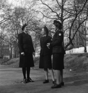Nederlandse militairen in Engeland leden van het Vrouwen Hulp Korps (VHK), Bestanddeelnr 935-2311