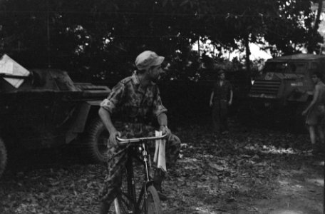 Nederlandse militair in camouflageuniform op een fiets, Bestanddeelnr 7518
