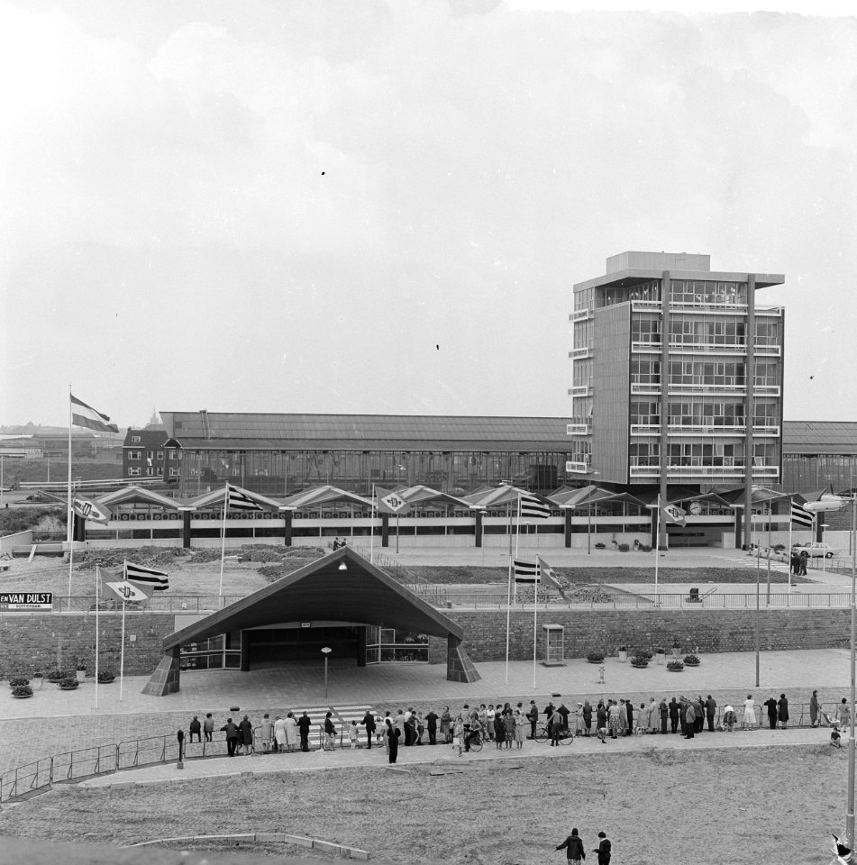 Nieuw station in Schiedam. Burgemeester J. W. Peek overhandigt sleutels van de s, Bestanddeelnr 915-3241