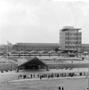 Nieuw station in Schiedam. Burgemeester J. W. Peek overhandigt sleutels van de s, Bestanddeelnr 915-3241