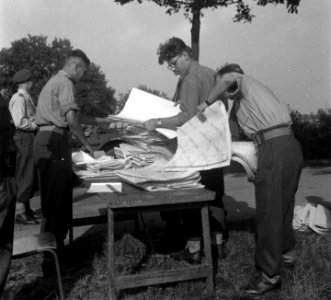 Nederlandse troepen ontvangen plastic geld van Duitsland stafkaarten worden mede, Bestanddeelnr 904-7619