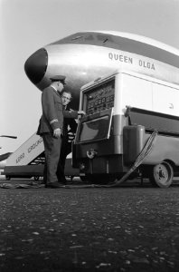 Nieuw startaggregaat op Schiphol. Demonstratie bij een Comet 46, Bestanddeelnr 913-0125