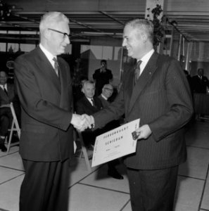 Nieuw station in Schiedam. Burgemeester J. W. Peek overhandigt sleutels van de s, Bestanddeelnr 915-3239