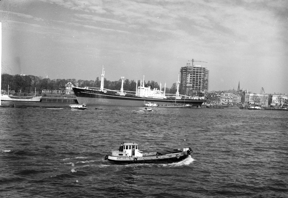 Nieuw schip en nieuwbouw van Van Ommeren, Bestanddeelnr 912-2401