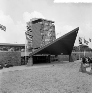 Nieuw station in Schiedam. Burgemeester J. W. Peek overhandigt sleutels van de s, Bestanddeelnr 915-3240
