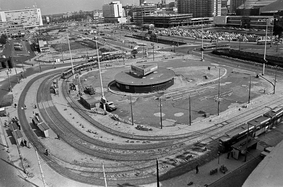 Nieuw stationsplein Rotterdam. Midden op plein grote rond wachtruimte, Bestanddeelnr 920-6259