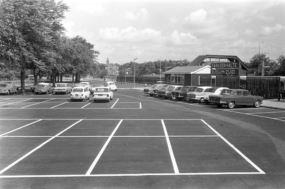Nieuw station in Bussum, in Bussum-zuid met parkeerplaats tweehonderd autos, Bestanddeelnr 919-1854