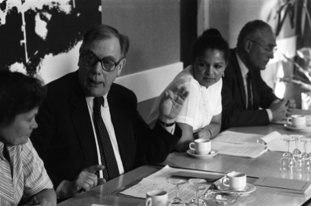 Nieuwspoort, persconferentie over brochure maak er een p van met o.a. F.H.P. (, Bestanddeelnr 933-4063